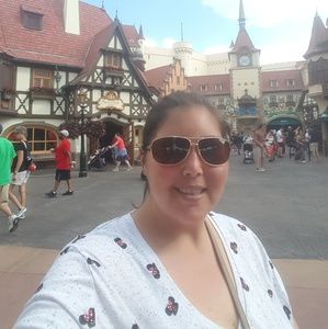 Meet your Posher, Adrianne